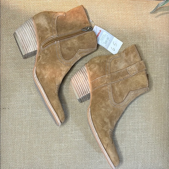 Dolce Vita Tan Ankle Booties with Suede Finish - Picture 5 of 10